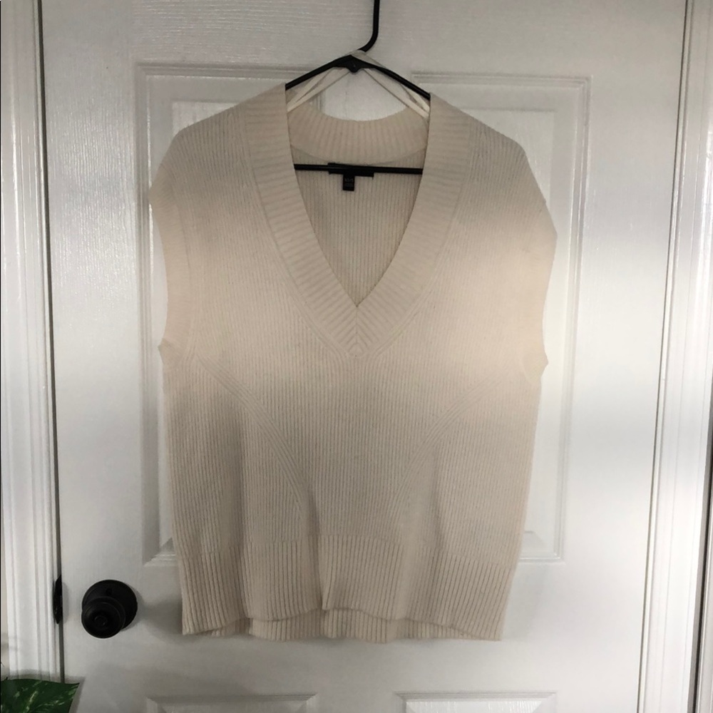 NWOT Banana republic Ivory V-Neck Sleeveless Sweater